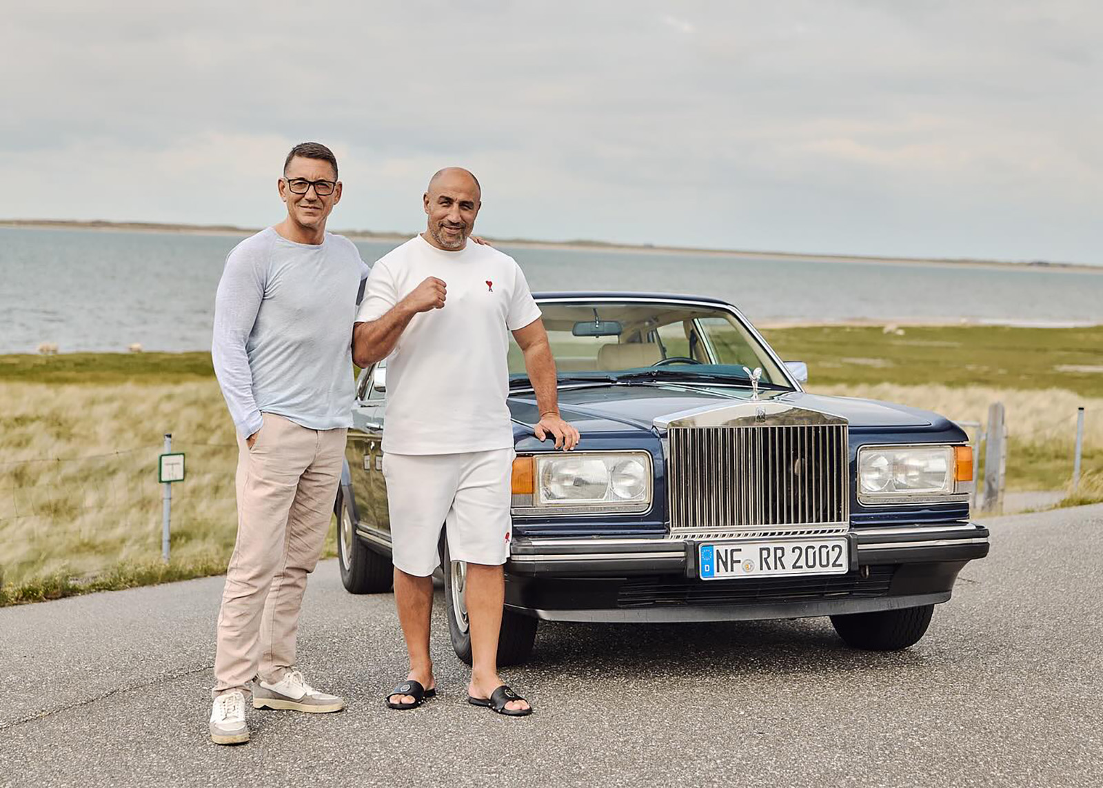 Begleiten Sie uns, wie wir mit dem ehemaligen Boxweltmeister Arthur Abraham in einem edlen Rolls-Royce die schönsten Ecken von Sylt erkunden. Im Gespräch mit Michael Gleisner vom Northern Lights Concept Store gibt „King Arthur“ exklusive Einblicke in sein Leben, seine beeindruckende Karriere und seine Zukunftspläne. 