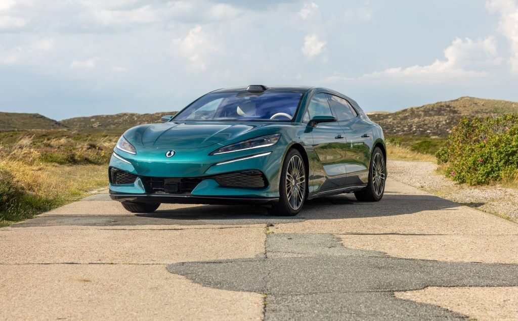 1.156 PS. Drei Elektromotoren. Eine neue Form von Performance.