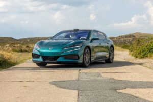 1.156 PS. Drei Elektromotoren. Eine neue Form von Performance.